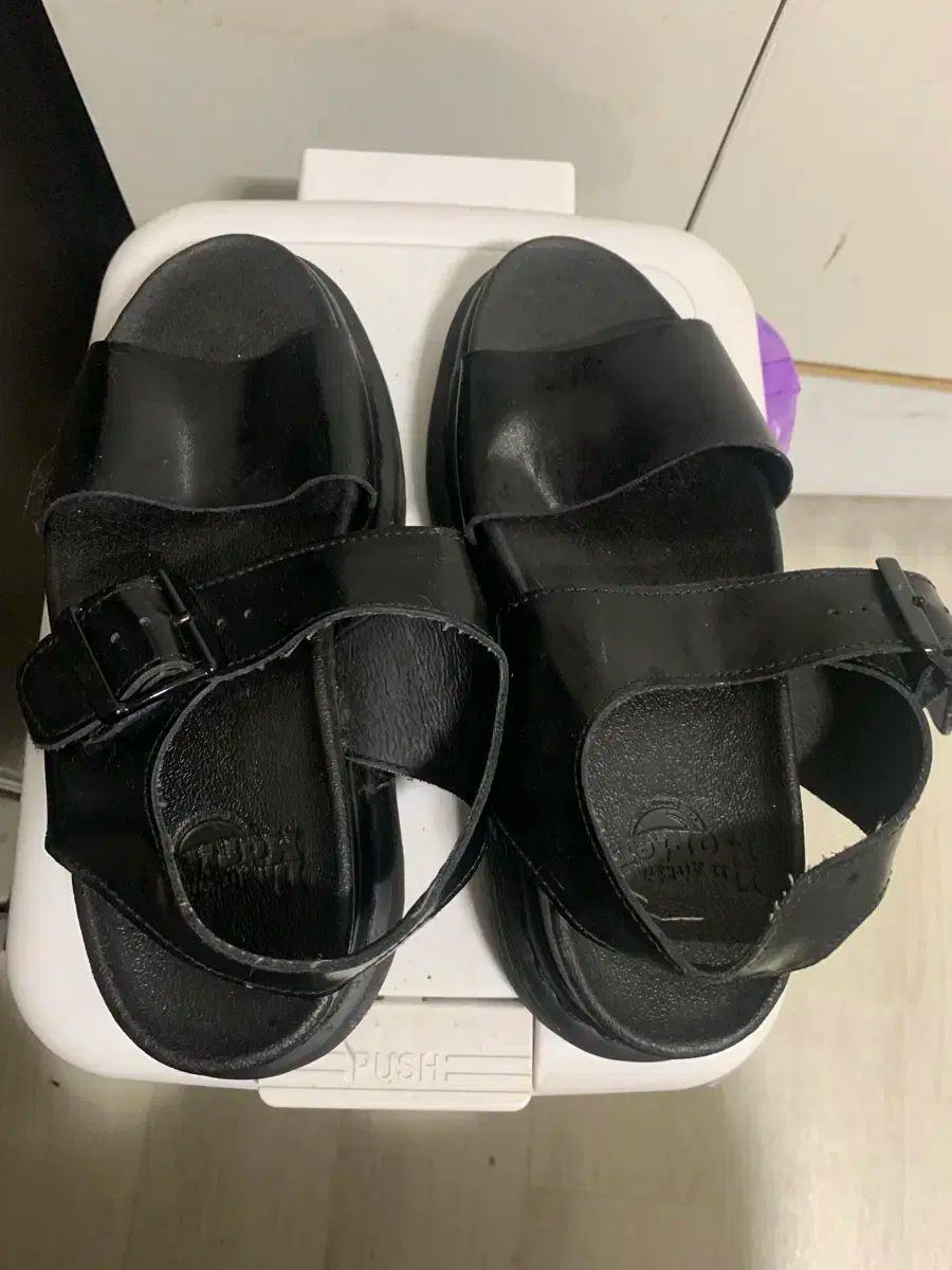 ビルケンシュトック、リック・オウエンスとのコラボサンダル発売