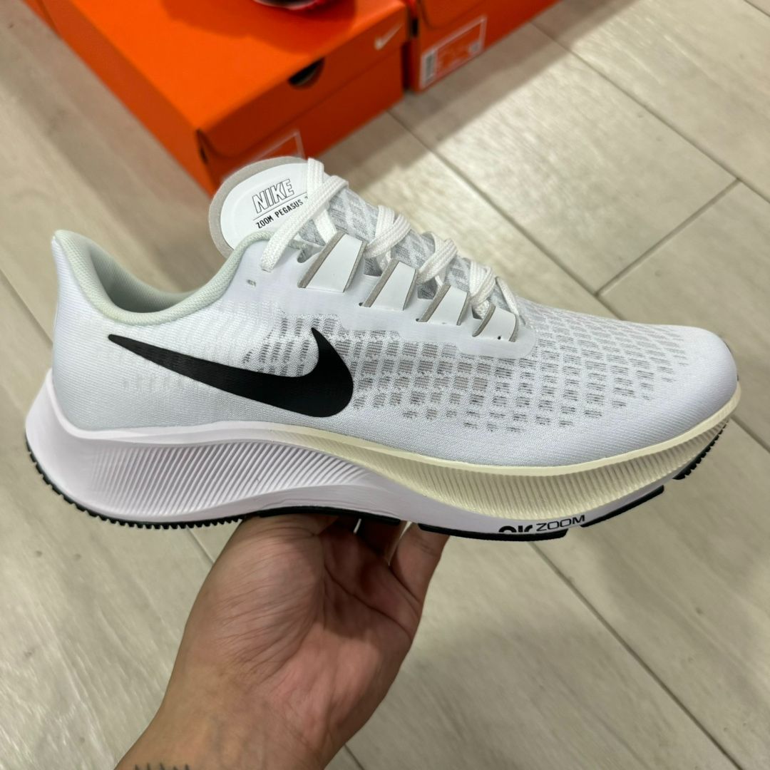 Nike Air Zoom Pegasus 38 男女兼用です【並行輸入】