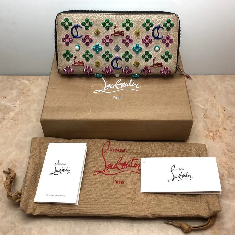 美品✨箱袋付属 ルブタン ラウンド ジッピー 長財布 スタッズ パネトーネ Christian Louboutin クリスチャンルブタン 長財布 CHRISTIAN