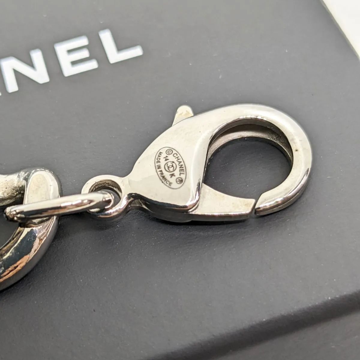 正規品★CHANEL シャネル　刻印あり　チェーンプレート　キーホルダー CHANEL シャネル 希少 カデナ チェーン チャーム 刻印有 - メルカリ