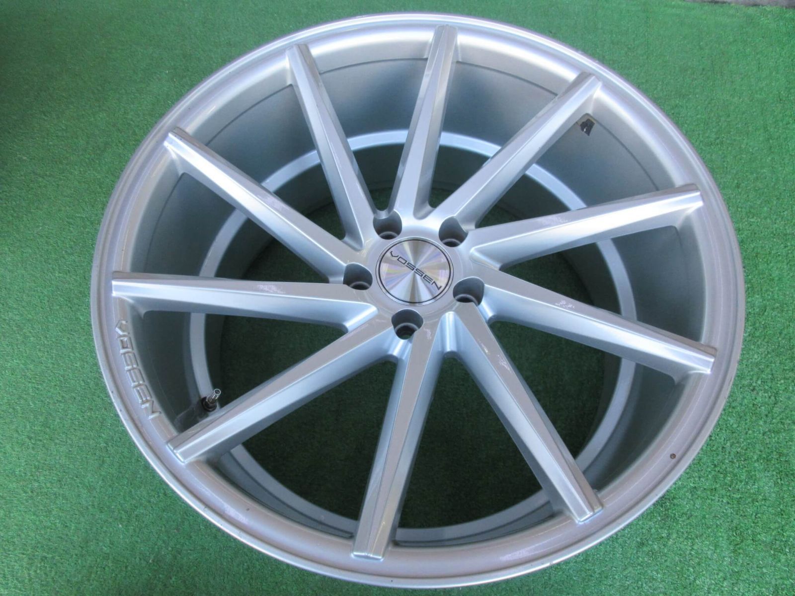 輸入車モデル！VOSSEN CVT 10.5J-20 5H112 +30 2本のみの
