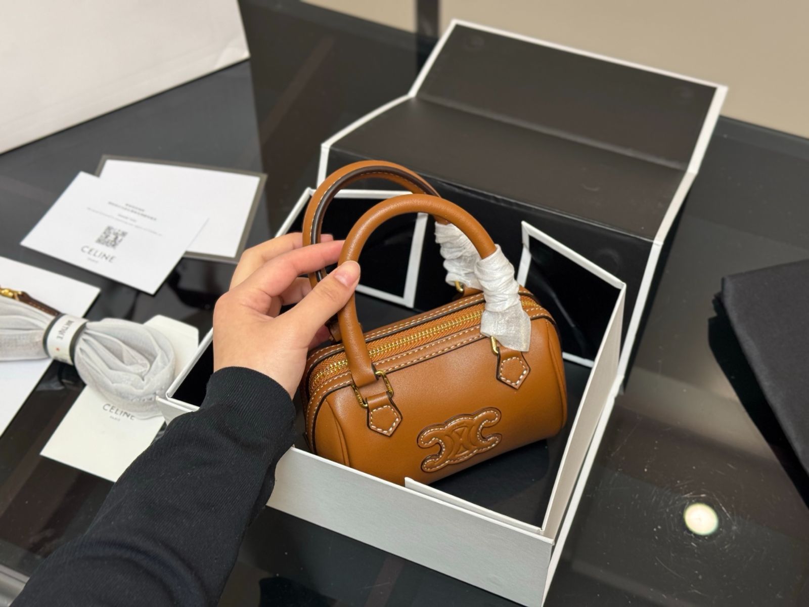 【緊急入荷】アウトレットCELINE★稀少ミディアムピローバッグ 今日特価】Celine Pillow Bag セリーヌ ピロー バッグ - メルカリ