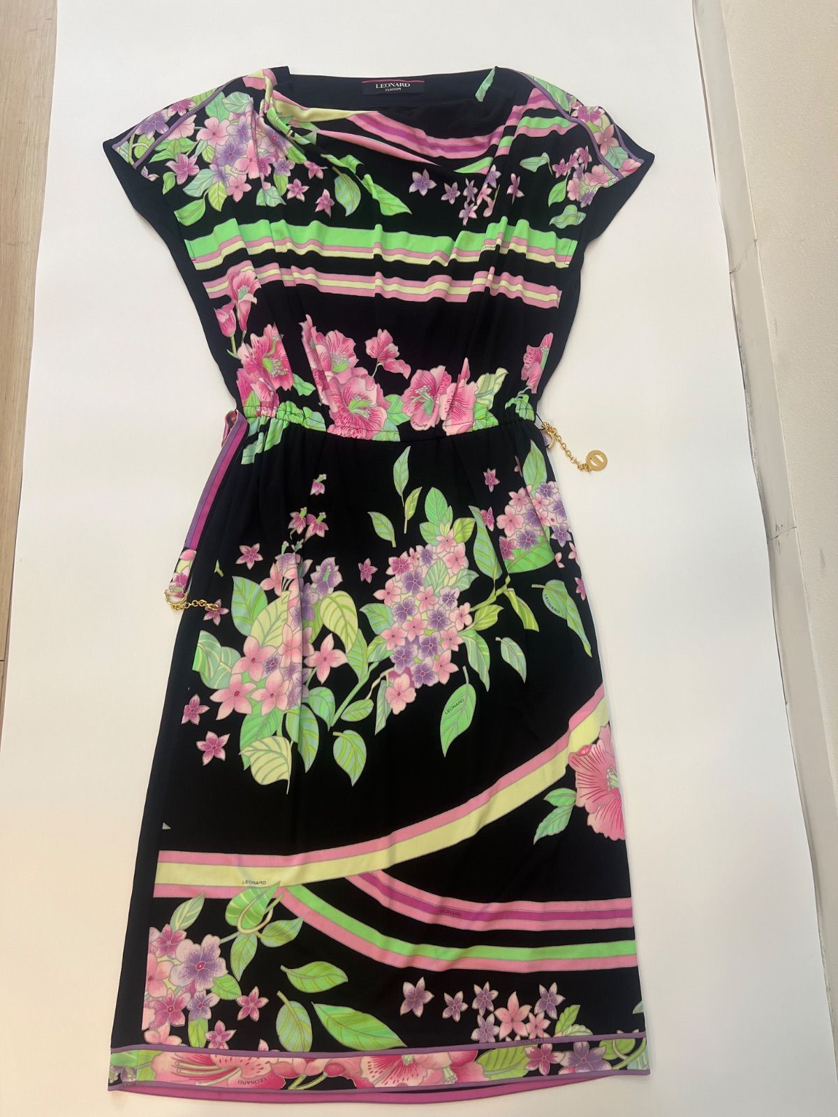 LEONARD FASHION 黒字にピンクの花柄ワンピース レディース