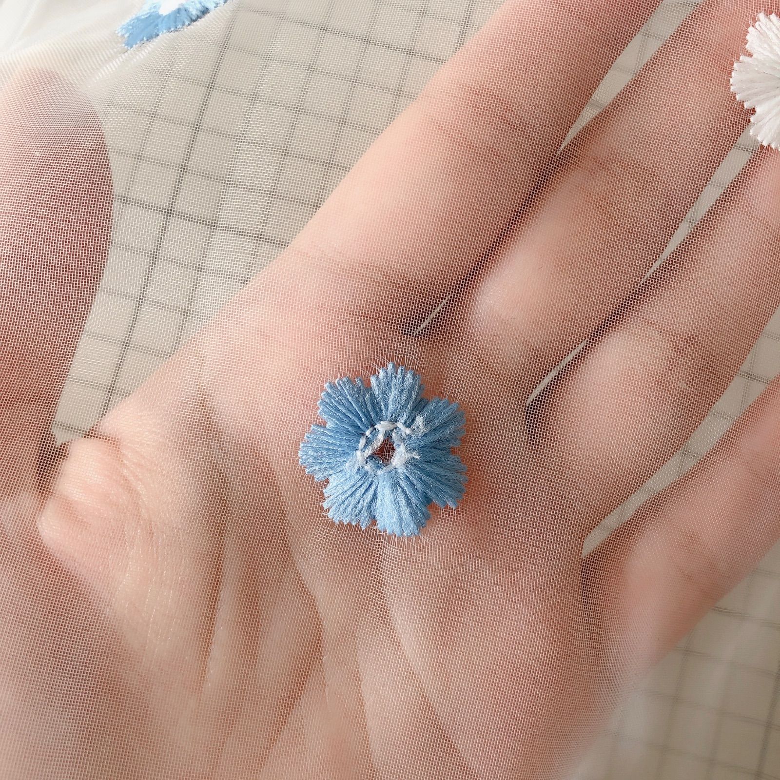 オーガンジー刺繍》ブルーフラワー130×45 生地 布 F2-6 - メルカリ
