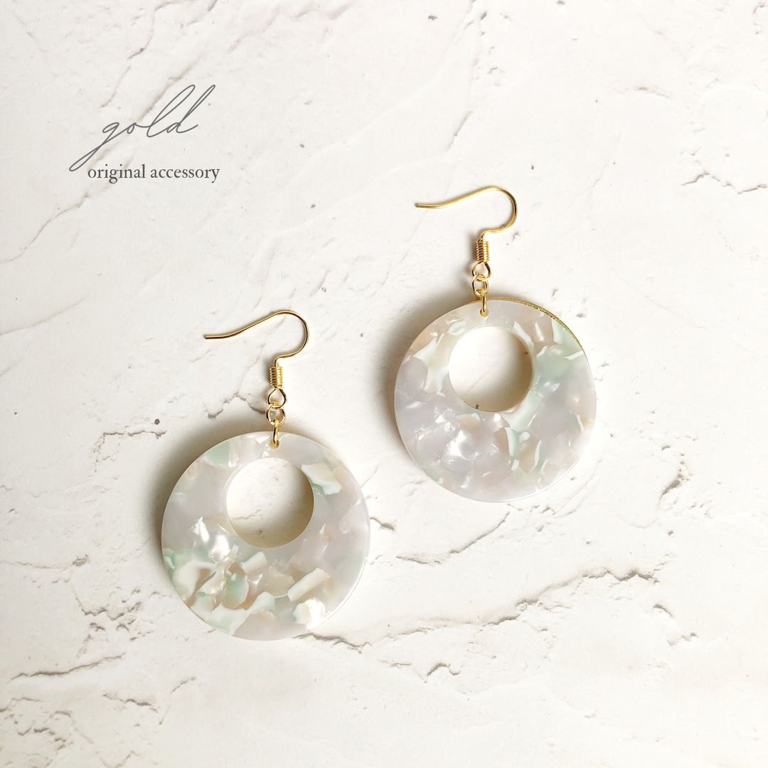 No.109》カラフルラウンドピアス ホワイト - メルカリ