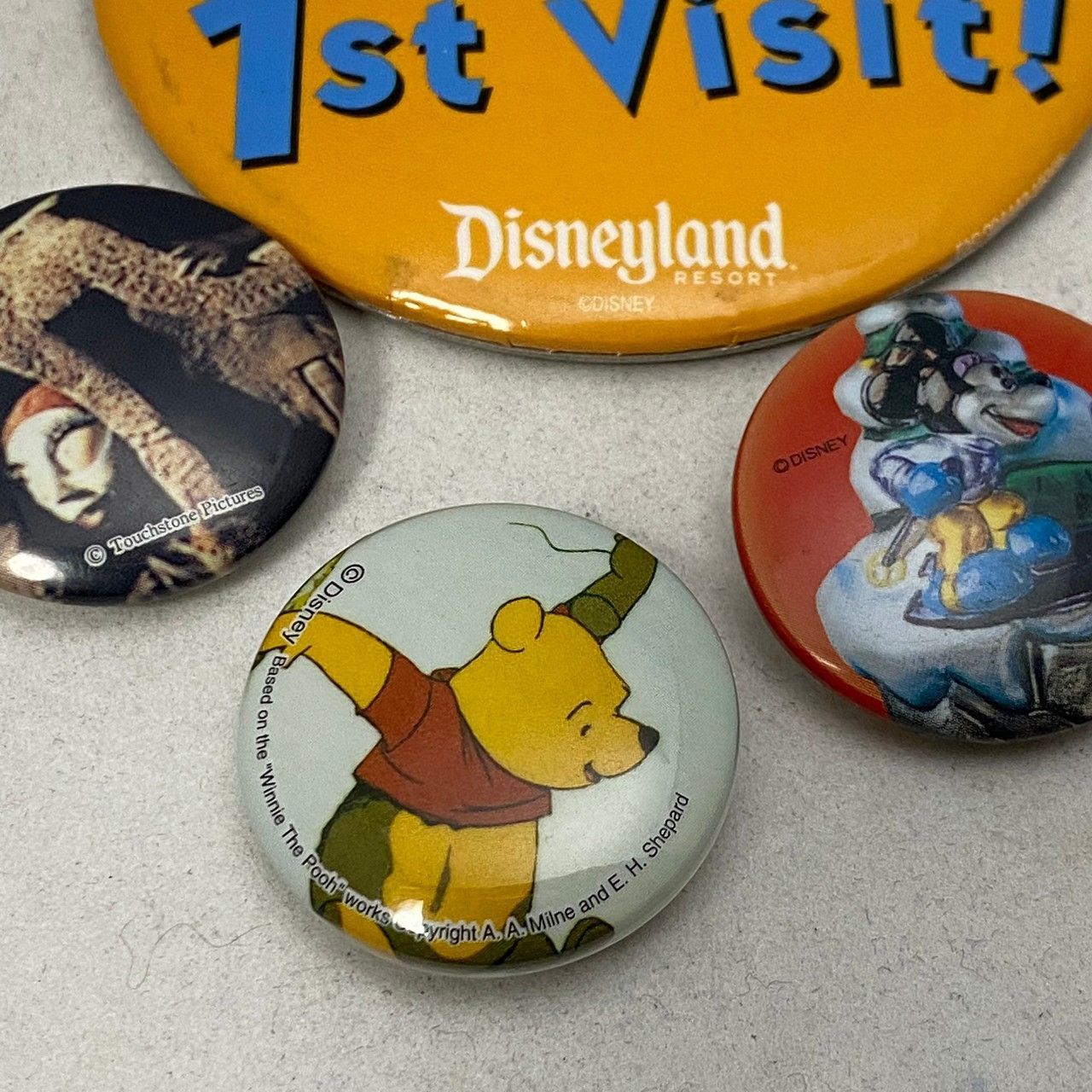 残りわずか Disney Pinback Button(4) Walt / Disney ディズニー Pinback バッジ World  美術品・アンティーク・コレクション