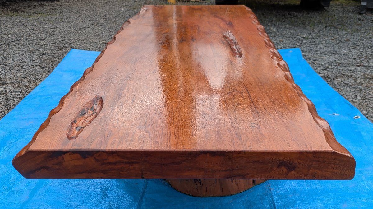 鹿児島発　屋久杉　テーブル天板外寸約140×57 厚み6㎝  足二個ついてます。ガラス板付きです 鹿児島発 屋久杉 テーブル天板外寸約140×57 厚み6㎝ 足二個ついてます