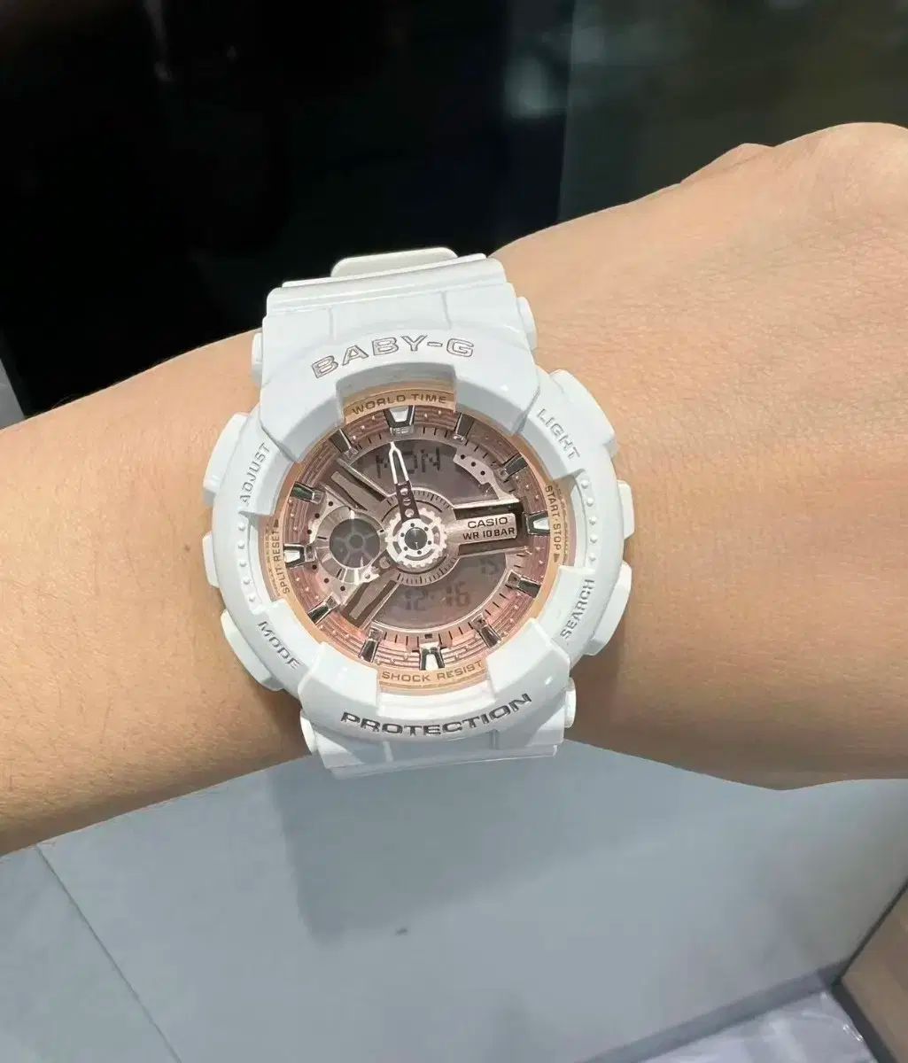 ピンク 系列の トレンディ スポーツ 時計