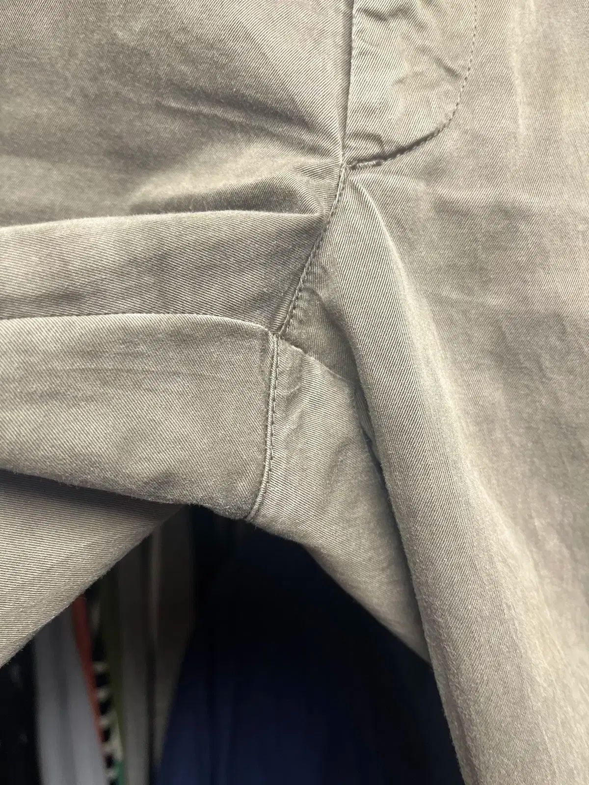 オリーブグレー