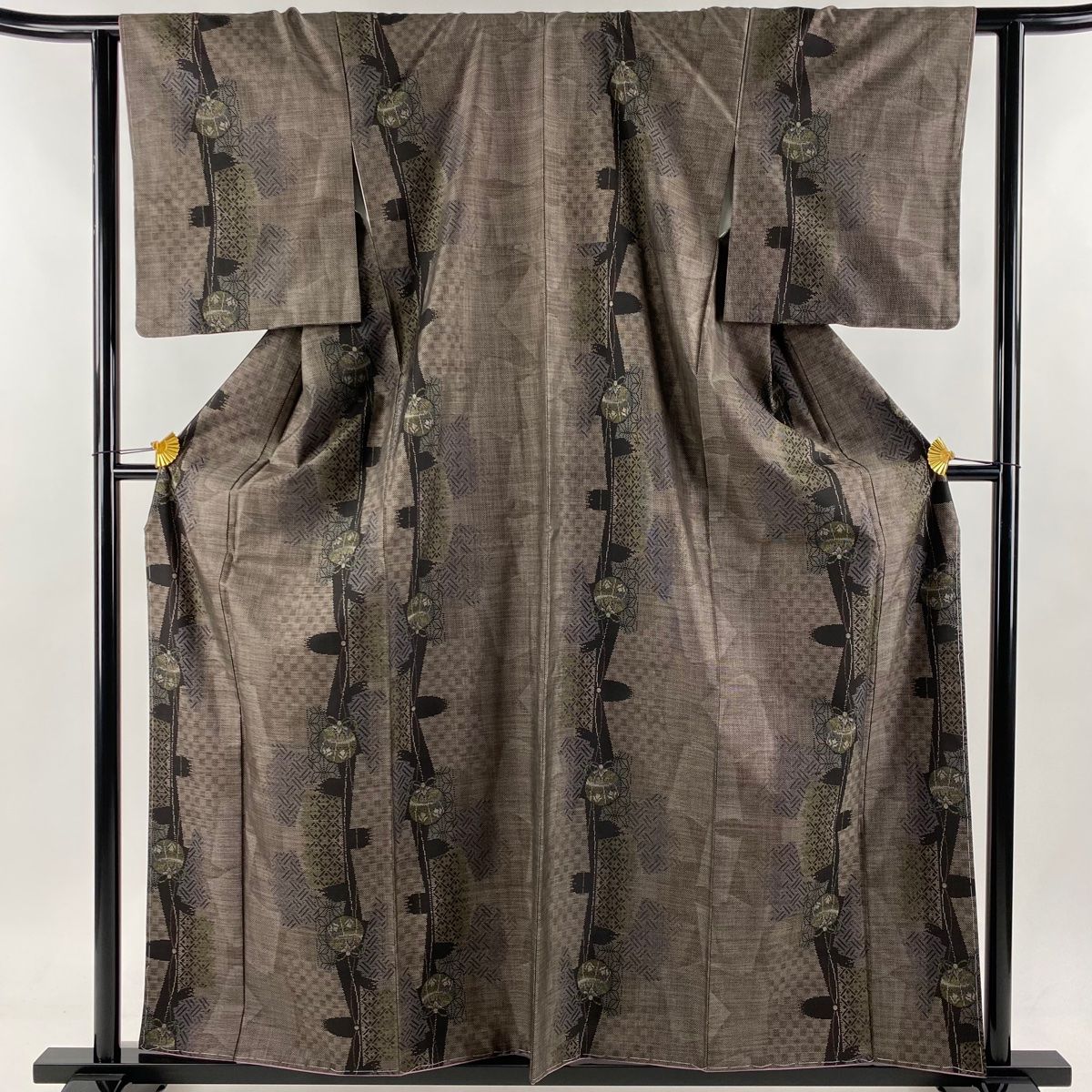 紬 身丈160cm 裄丈62.5cm S 袷 薬玉 幾何学 焦茶色 正絹 名品