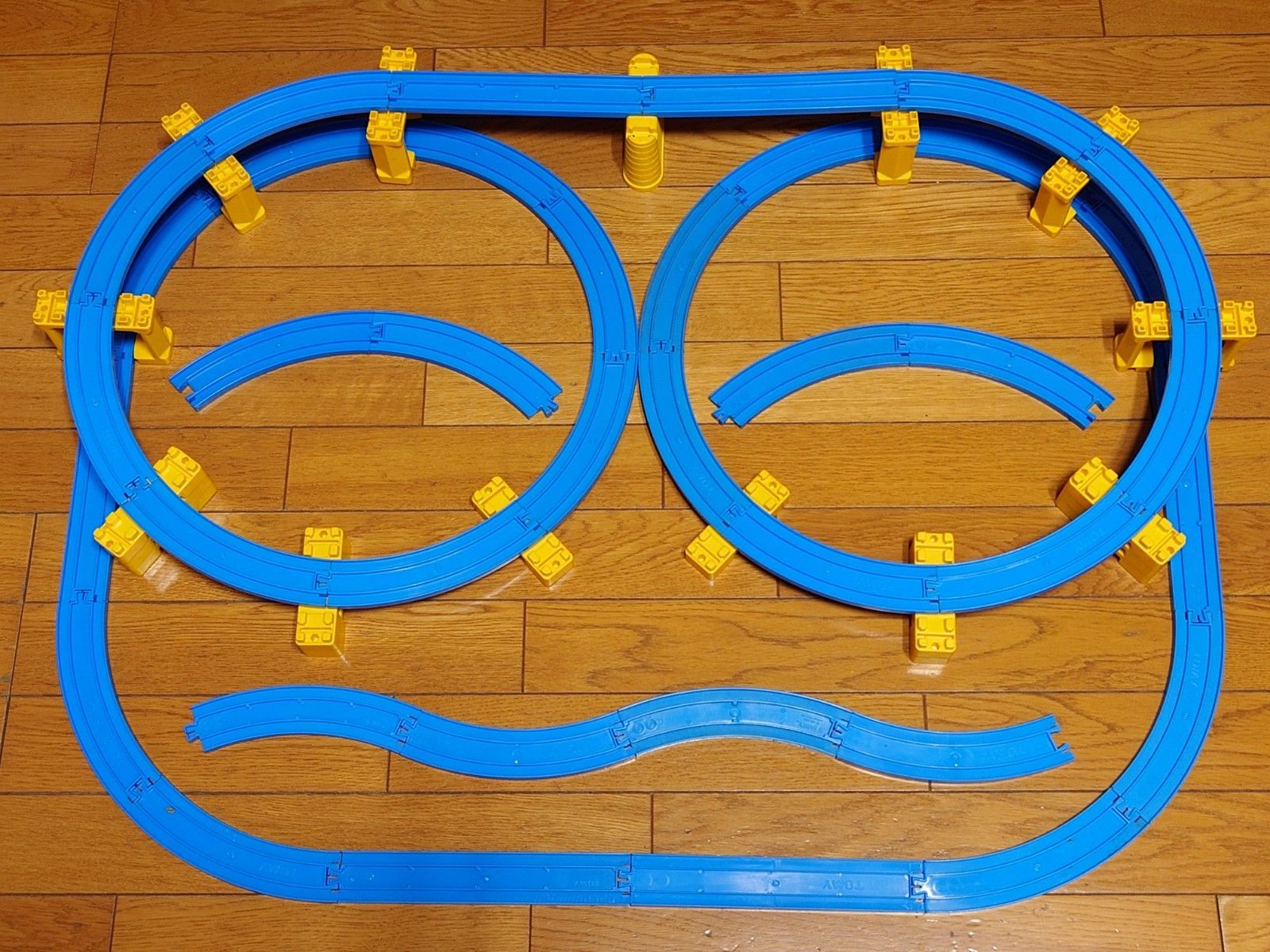 プラレール ぐるぐる無限ループ・メガネ型コース基本レイアウト