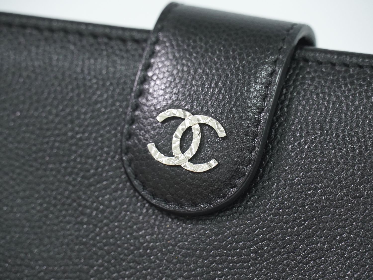 CHANEL 二つ折り財布 ココマーク キャビアスキン ロゴ入り 黒 箱付き Used 通常品】シャネル CHANEL 二つ折り財布 キャビアスキン CC