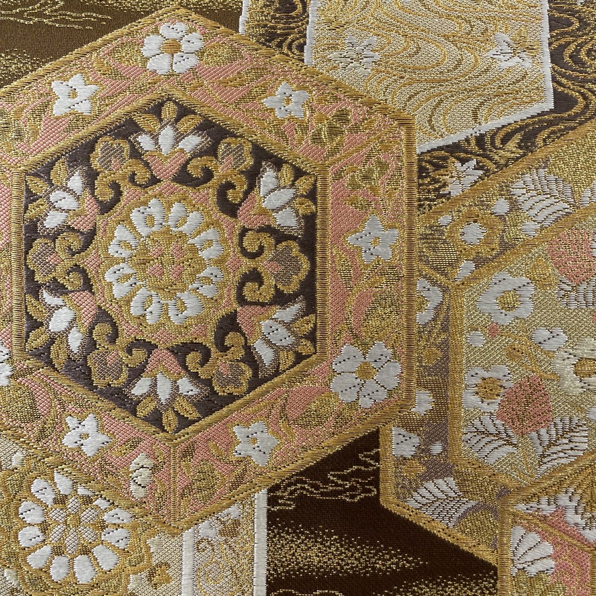 【美品】袋帯 振袖 正絹 亀甲華文 七宝華文 アイボリー×金 楽天市場】袋帯 振袖用 帯 成人式 シルバー 変わり七宝 華紋 廣