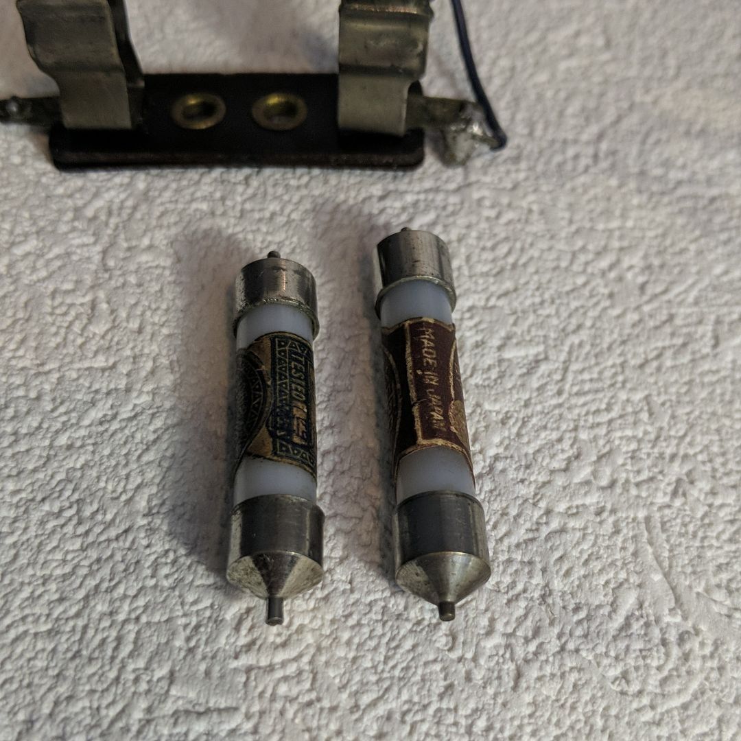 超希少品　大正時代蓄音器ヒューズ2本とソケット　(日本製)　METRA　日本無線 超希少品 大正時代蓄音器ヒューズ2本とソケット (日本製) METRA