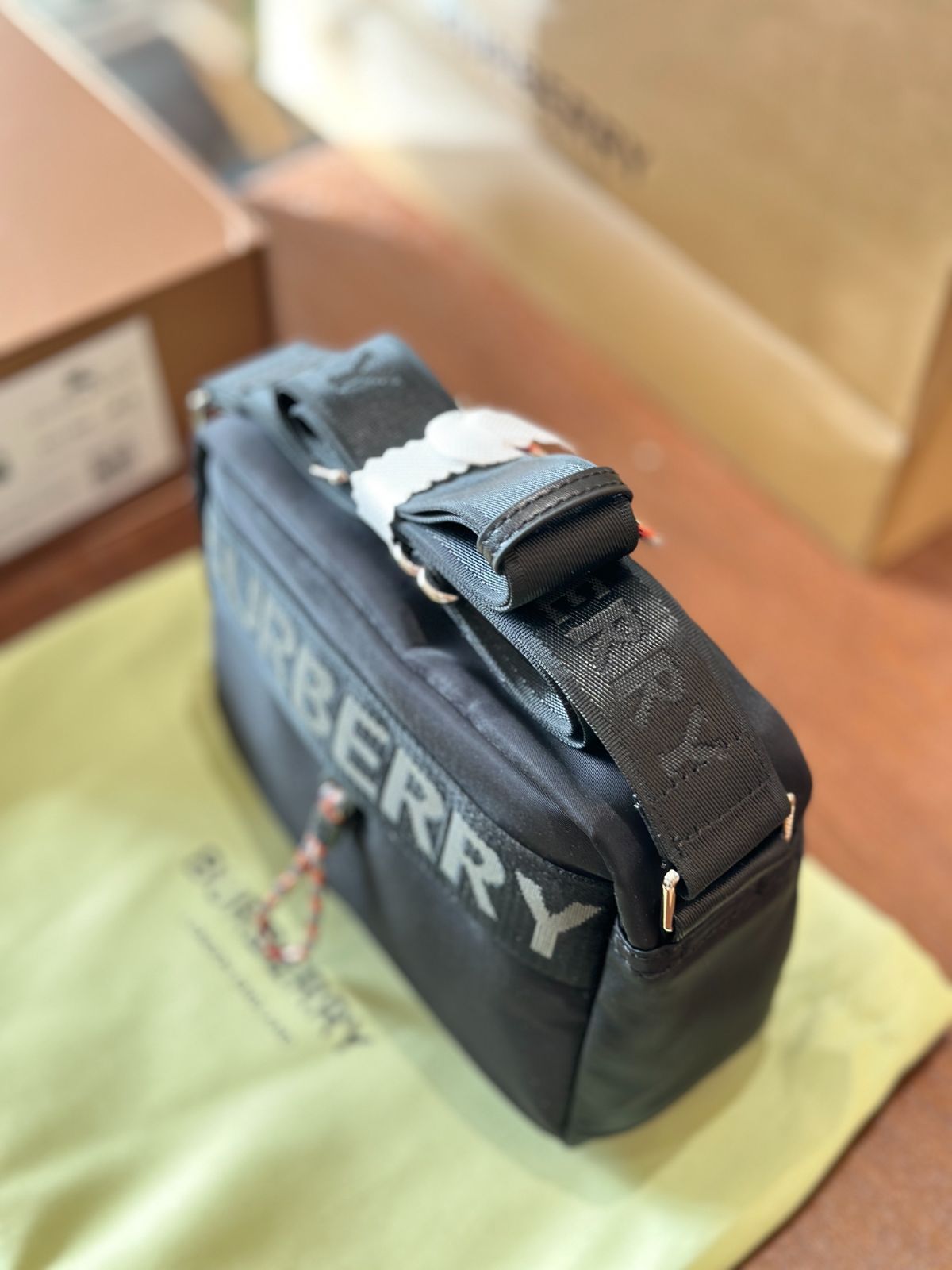 今日特価】Burberry ナイロン カメラバッグ 23cm-WTO輸入 - メルカリ