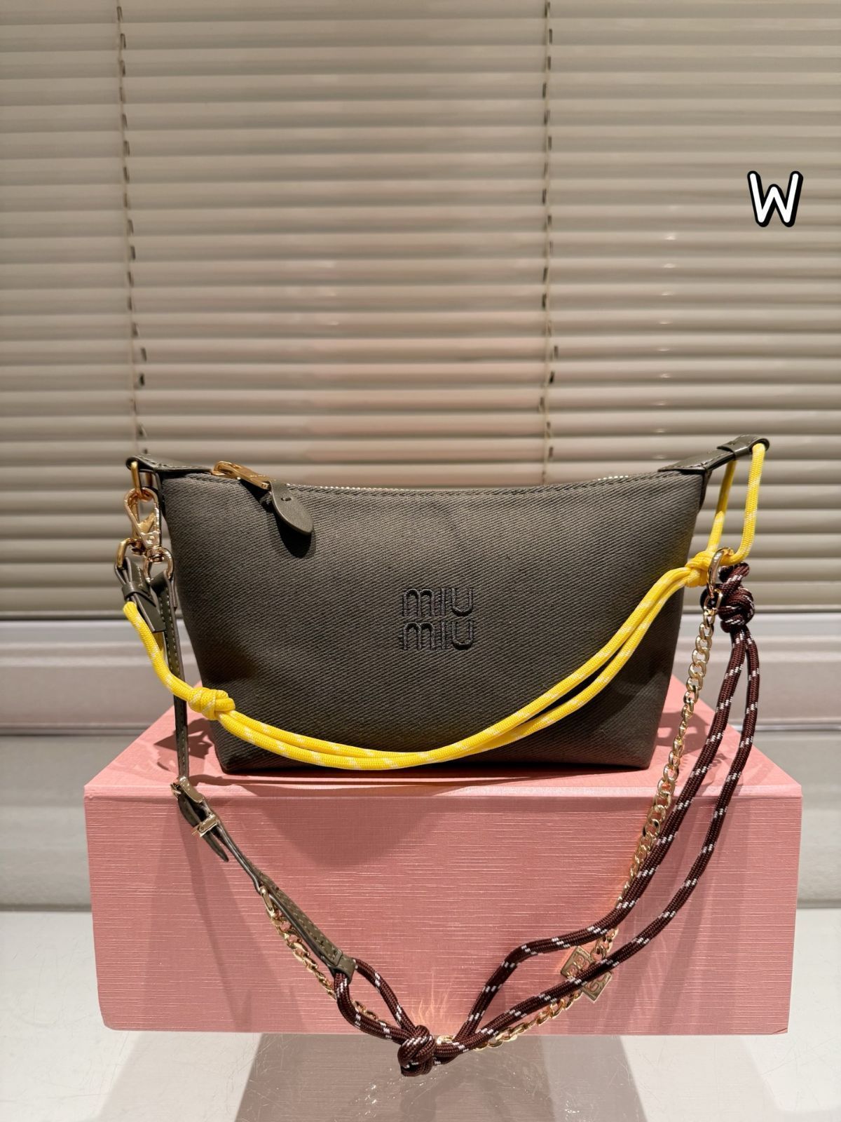 今日特価】Miu Miu ミュウミュウ ニューランチボックスバッグ