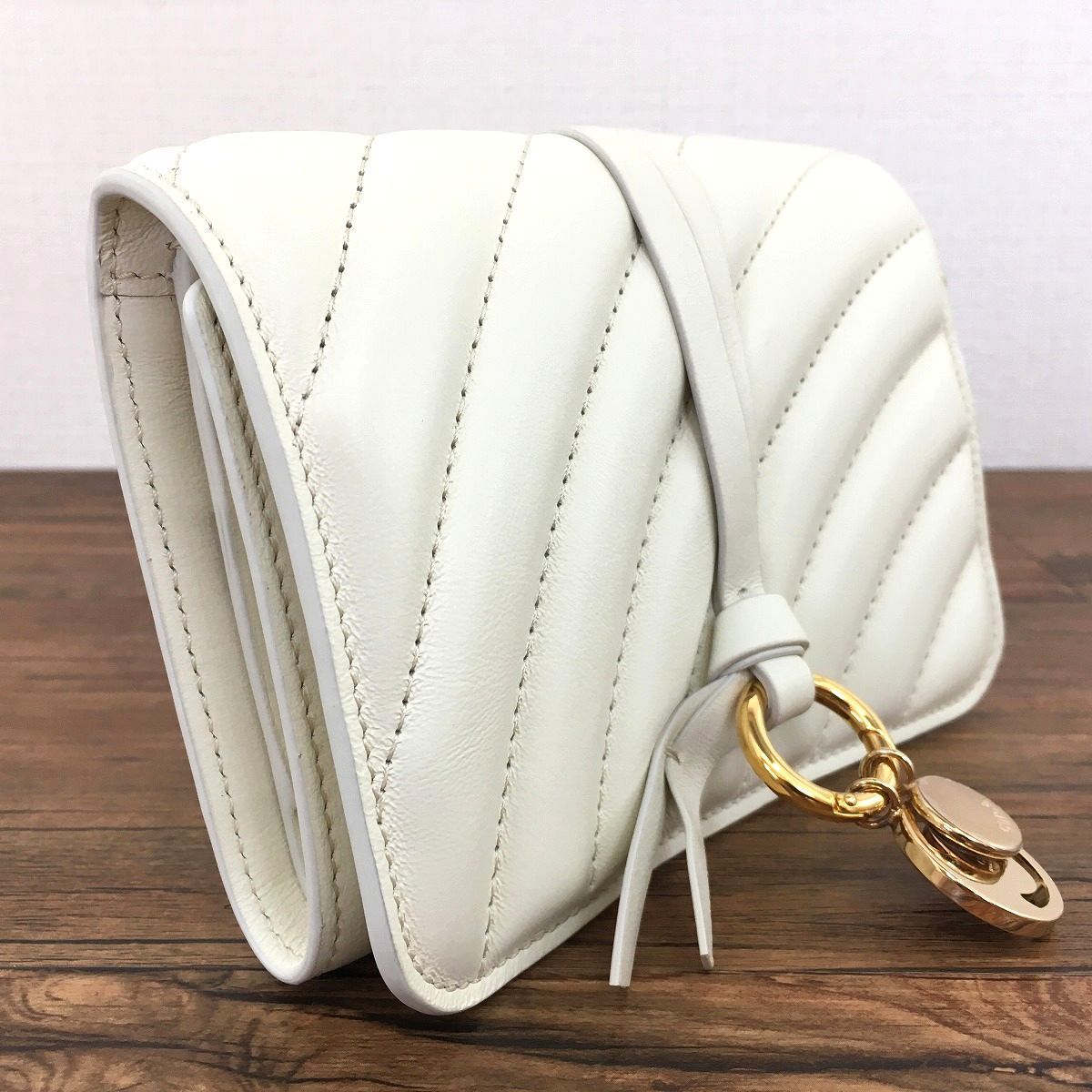 228 送料込み！ 未使用品 Chloe 三つ折り財布 CHC18AP943A04119  