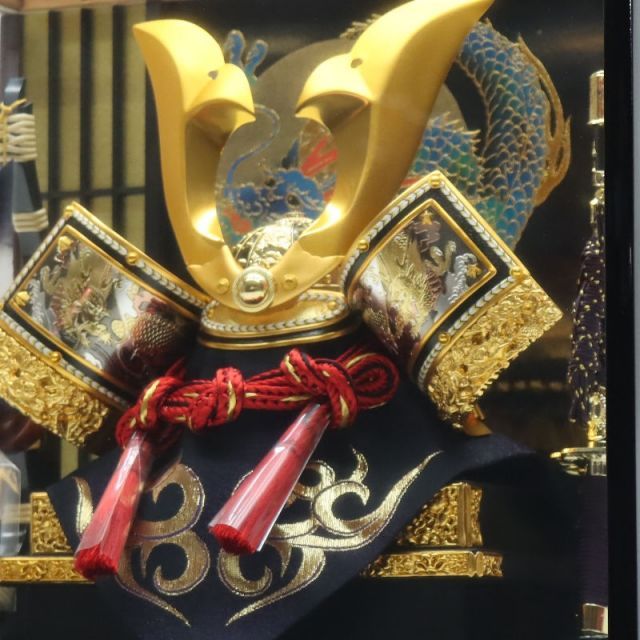 五月人形 ケース入兜 春岳作 12号 大鍬格子龍 茶ぼかしケース