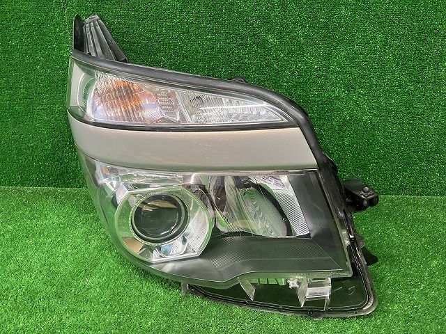 トヨタ純正　ZRR70/75 ヴォクシー　後期　ヘッドライト左右バラスト付 トヨタ純正 ZRR70/75 ヴォクシー 後期 ヘッドライト左右バラスト付