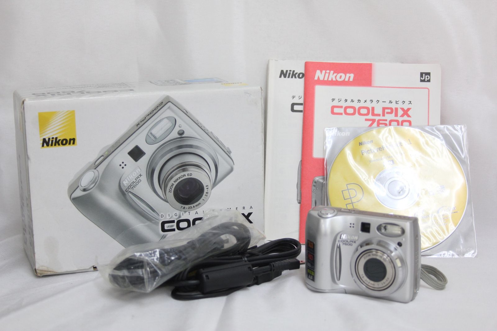 割引 【返品保証】 【便利な単三電池で使用可】ニコン Nikon Coolpix