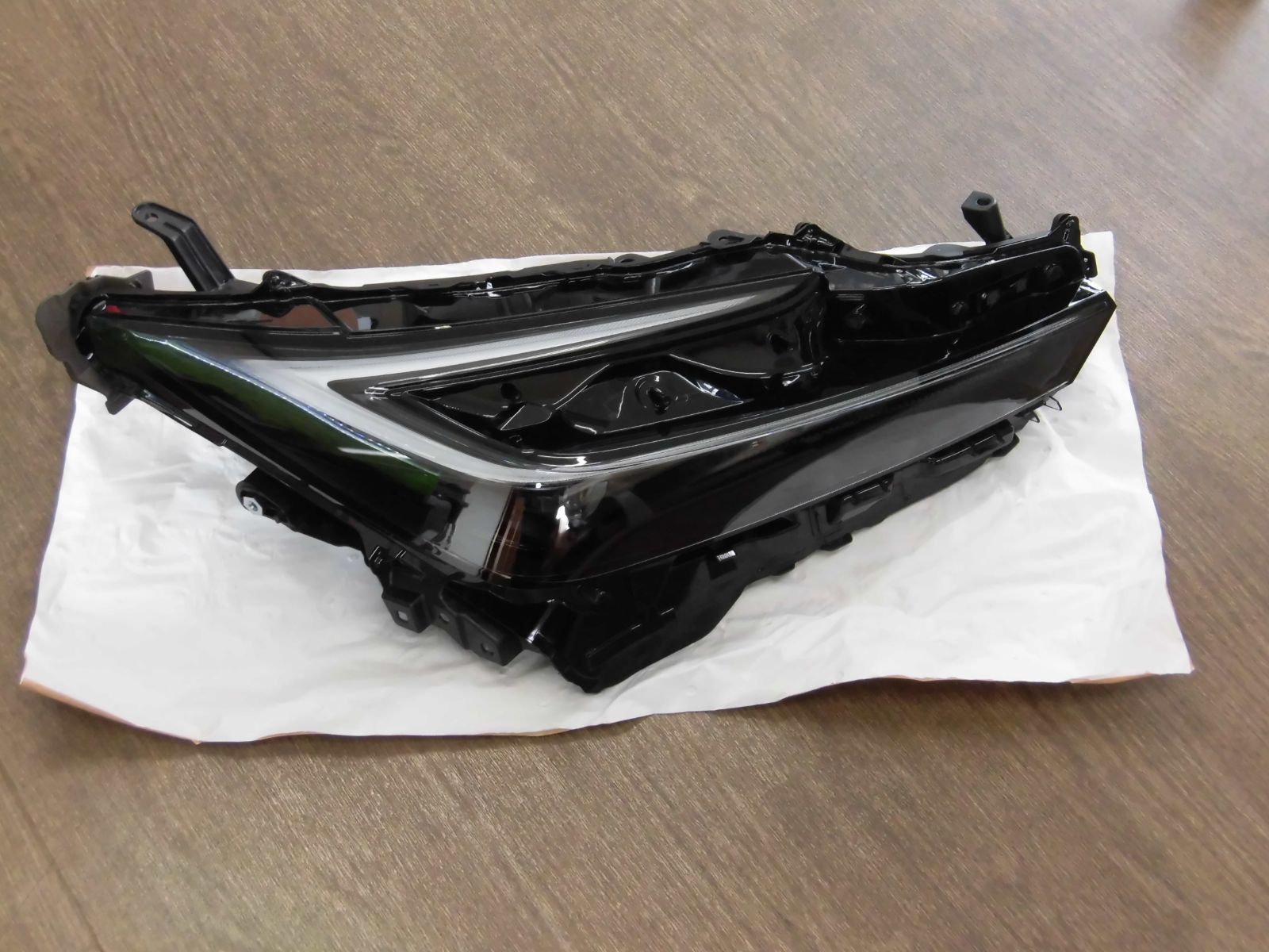 ☆ほぼ新品・現行60系プリウス用☆純正右ヘッドライト・81105-47A90 