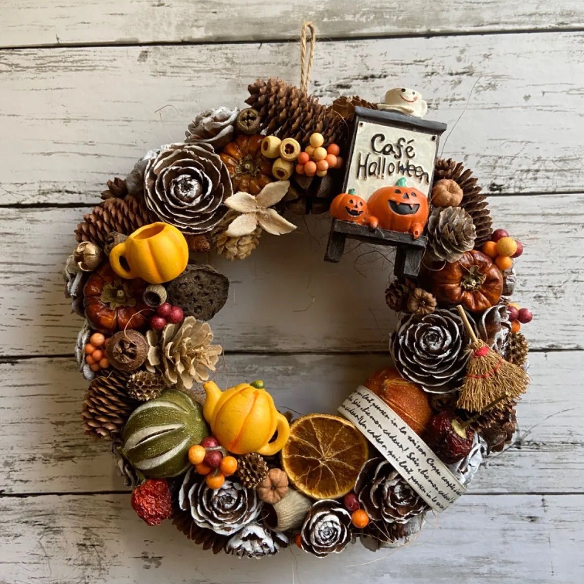 パンプキン＆木の実たくさんの　オレンジハロウィン造花リース ハロウィン オレンジ色のニゲラのリース：木の実 パンプキン