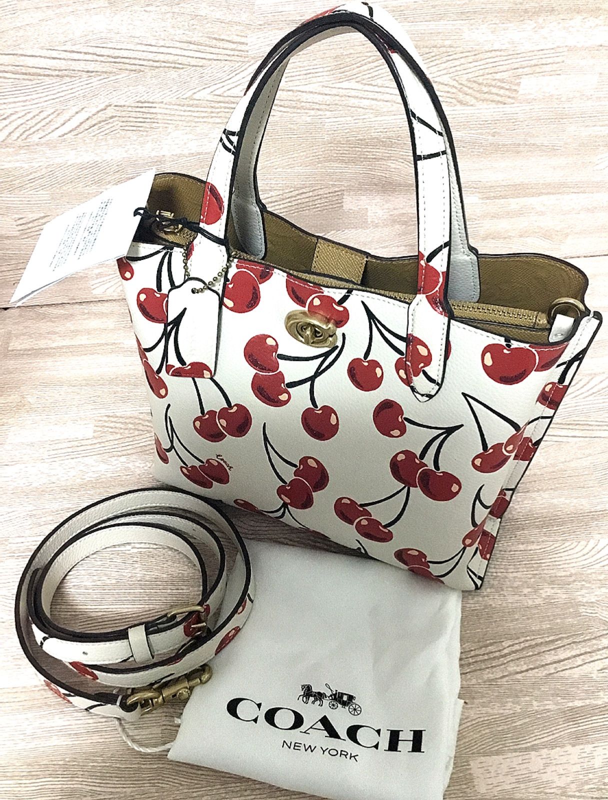 コーチ COACHのCHALK ウィロウ トートチェリー が浮いてる様な斜めがけ 
