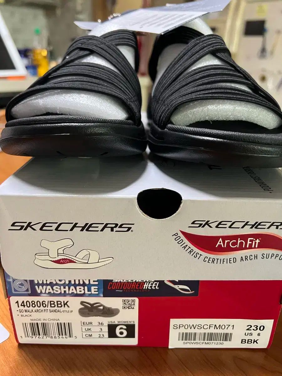 SKECHERS スケッチャーズ レディース ゴーウォーク アーチフィット サンダル