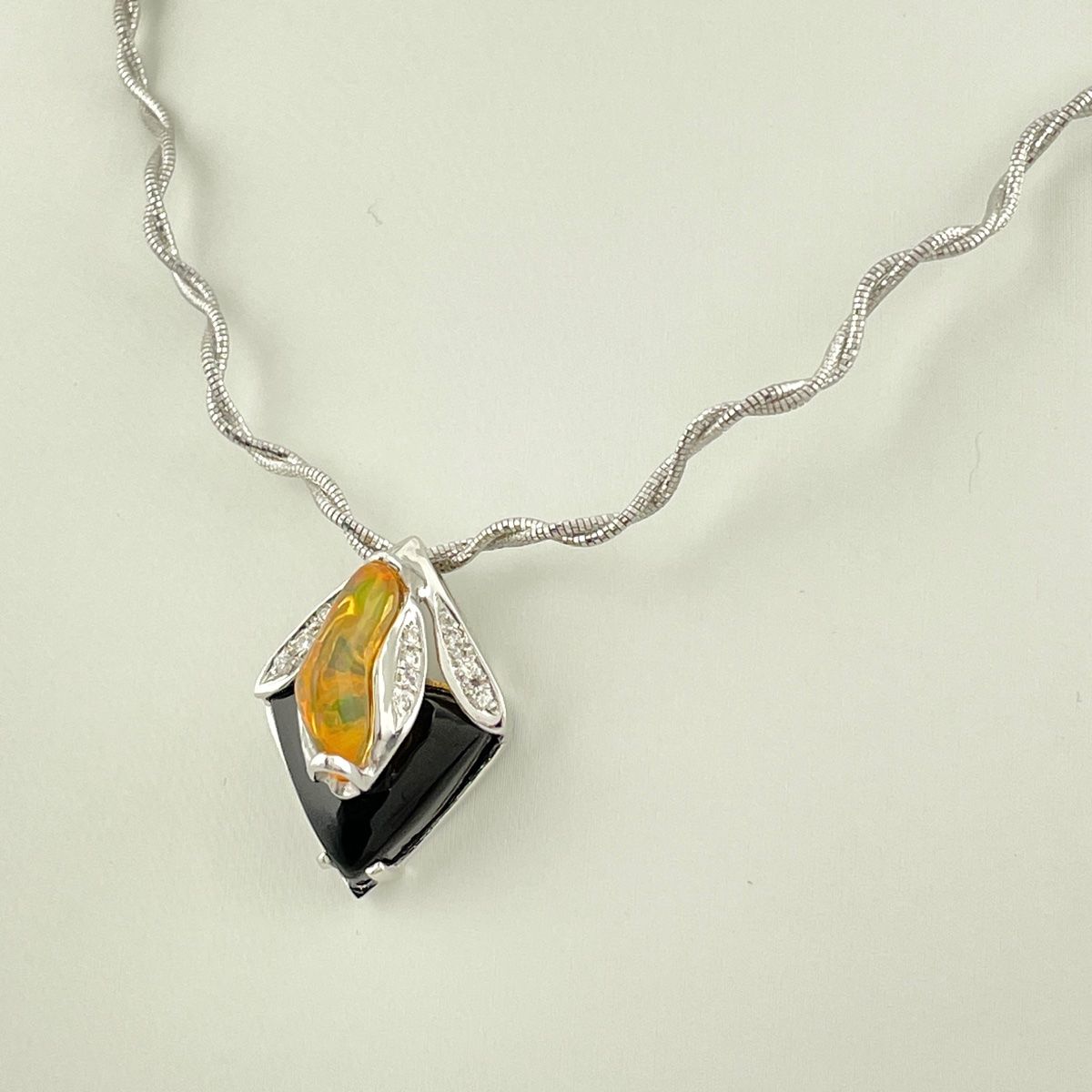 ファイアオパール デザインネックレス K18 ホワイトゴールド オニキス メレダイヤ ペンダント ネックレス WG ダイヤモンド ファイア