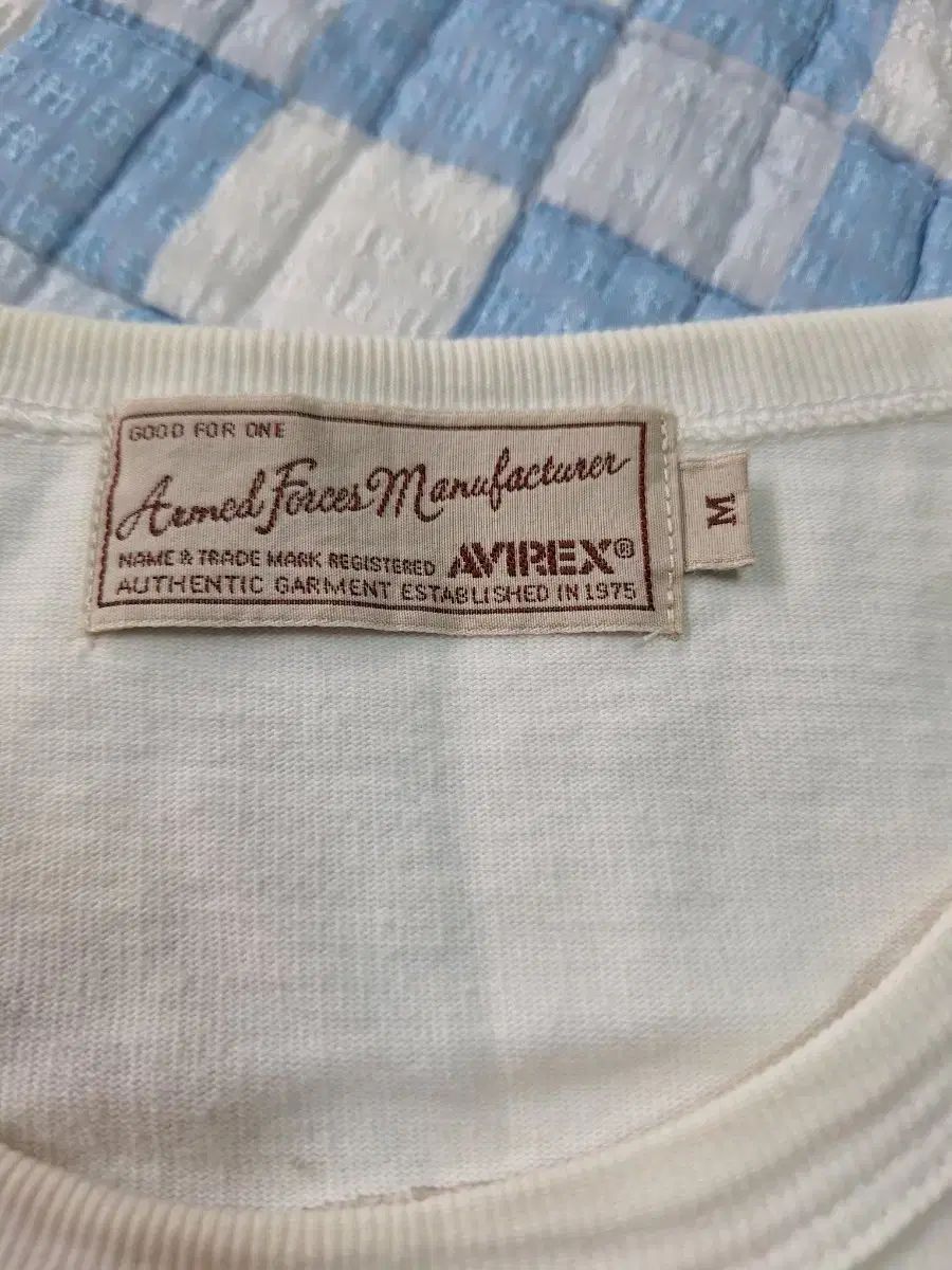 薄いベージュ色