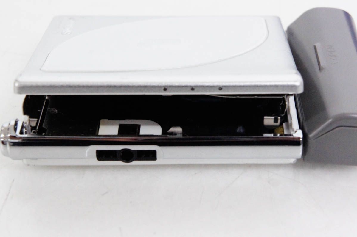 SHARP / シャープ　ポータブルMDプレイヤー MD-DP700 シャープ、充電スタンドにスピーカーを内蔵したポータブルMD