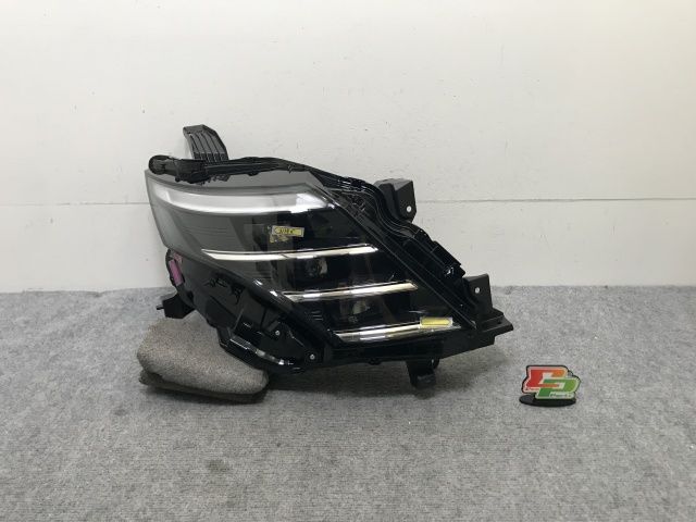 ジャンク!セレナ C28/NC28/GC28/FC28/FNC28/GFC28 純正 右 ヘッドライト/ランプ LED レベライザー 刻印E KOITO 100-2379Y 日産(138713)
