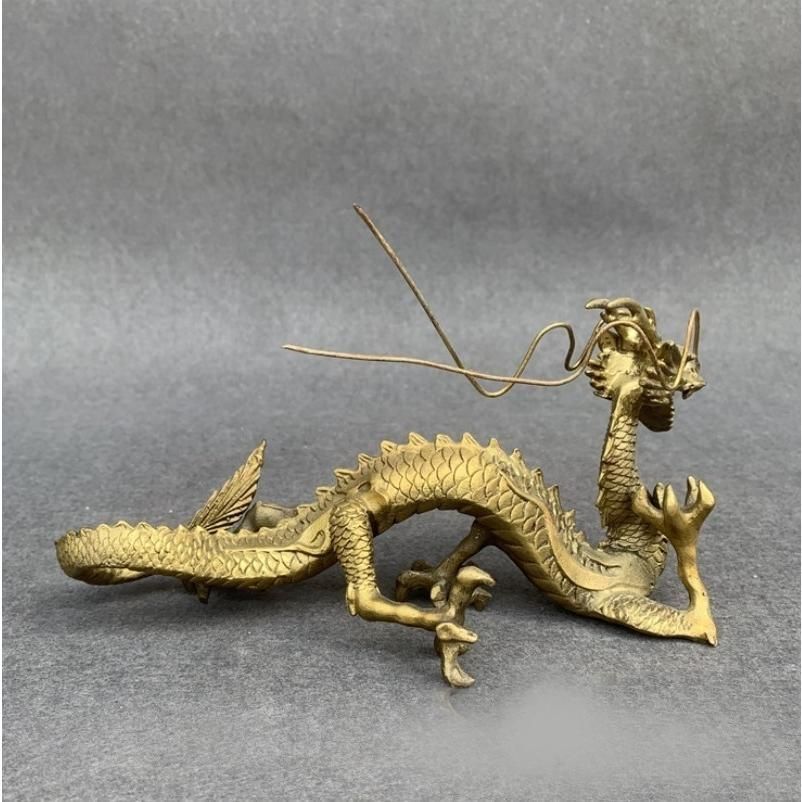 右手に水晶を持つ龍
