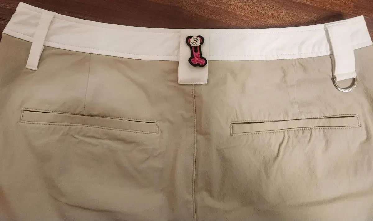 M U