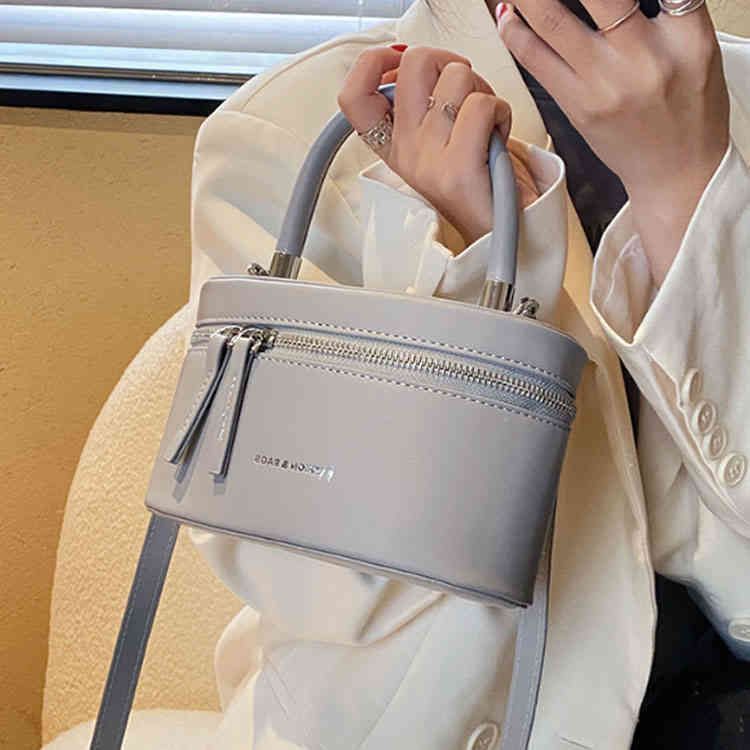 上品 ポーチ 斜めがけ ショルダーバッグ フェミニン 肩掛け レディース ハンドバッグ 鞄 カジュアル きれいめ 大人 かばん シンプル 黒 2way PU合皮 dkhsh591799