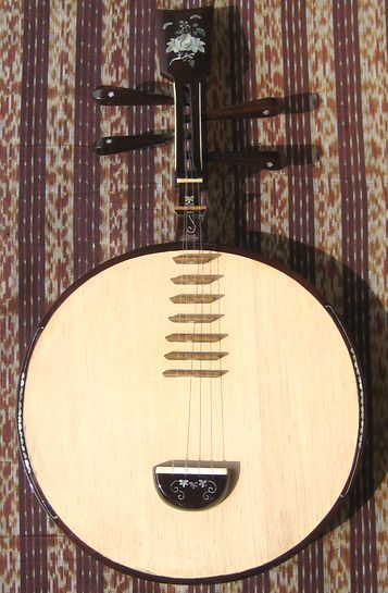 ベトナムの民族楽器ダンタム／螺鈿装飾・蛇皮張りの三弦楽器 ダン・トゥ〜螺鈿装飾〜〈ベトナム民族楽器 弦楽器 月琴〉 ベトナムの