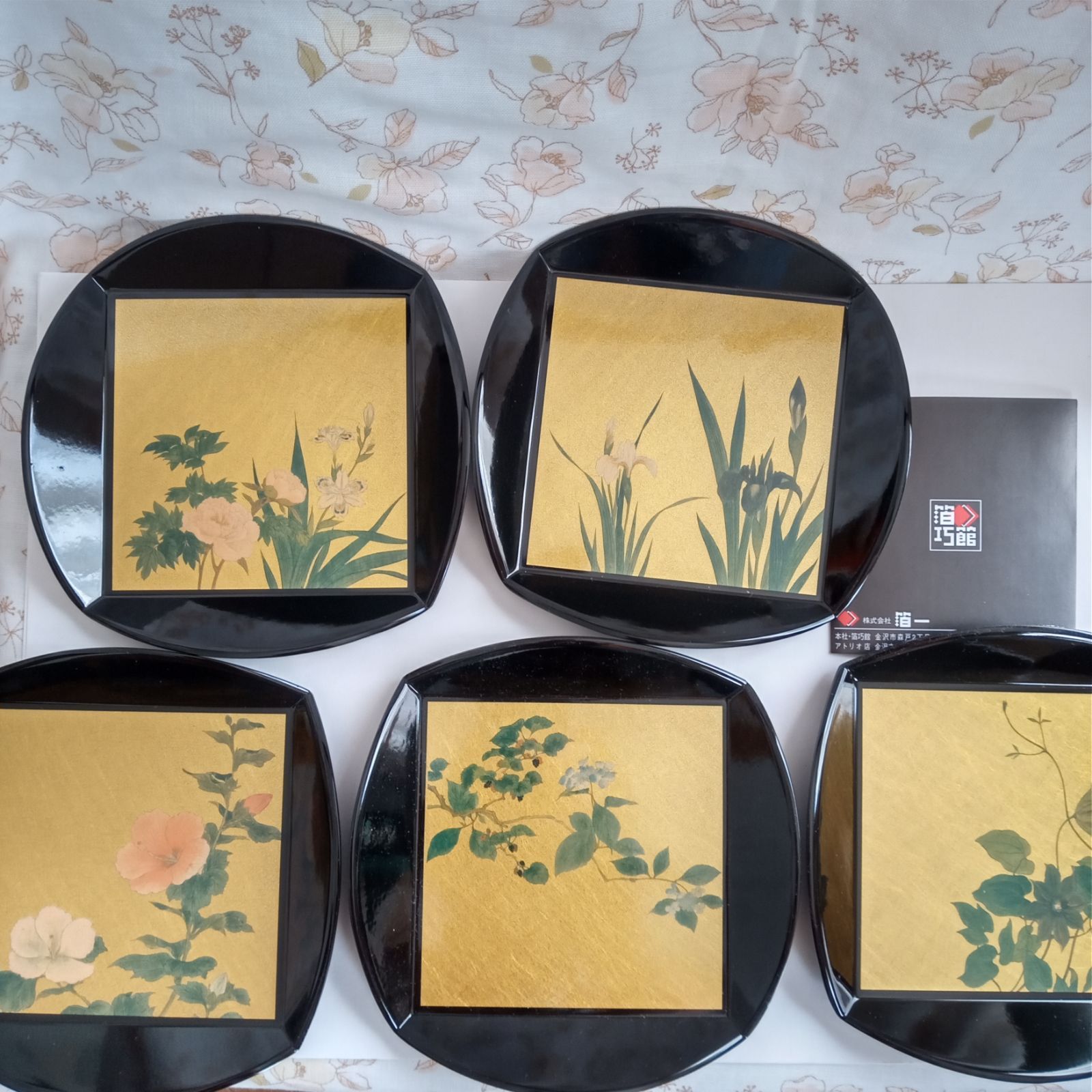 箔一 花四つ折皿黒 5枚組 金沢箔 合成漆器 - メルカリ