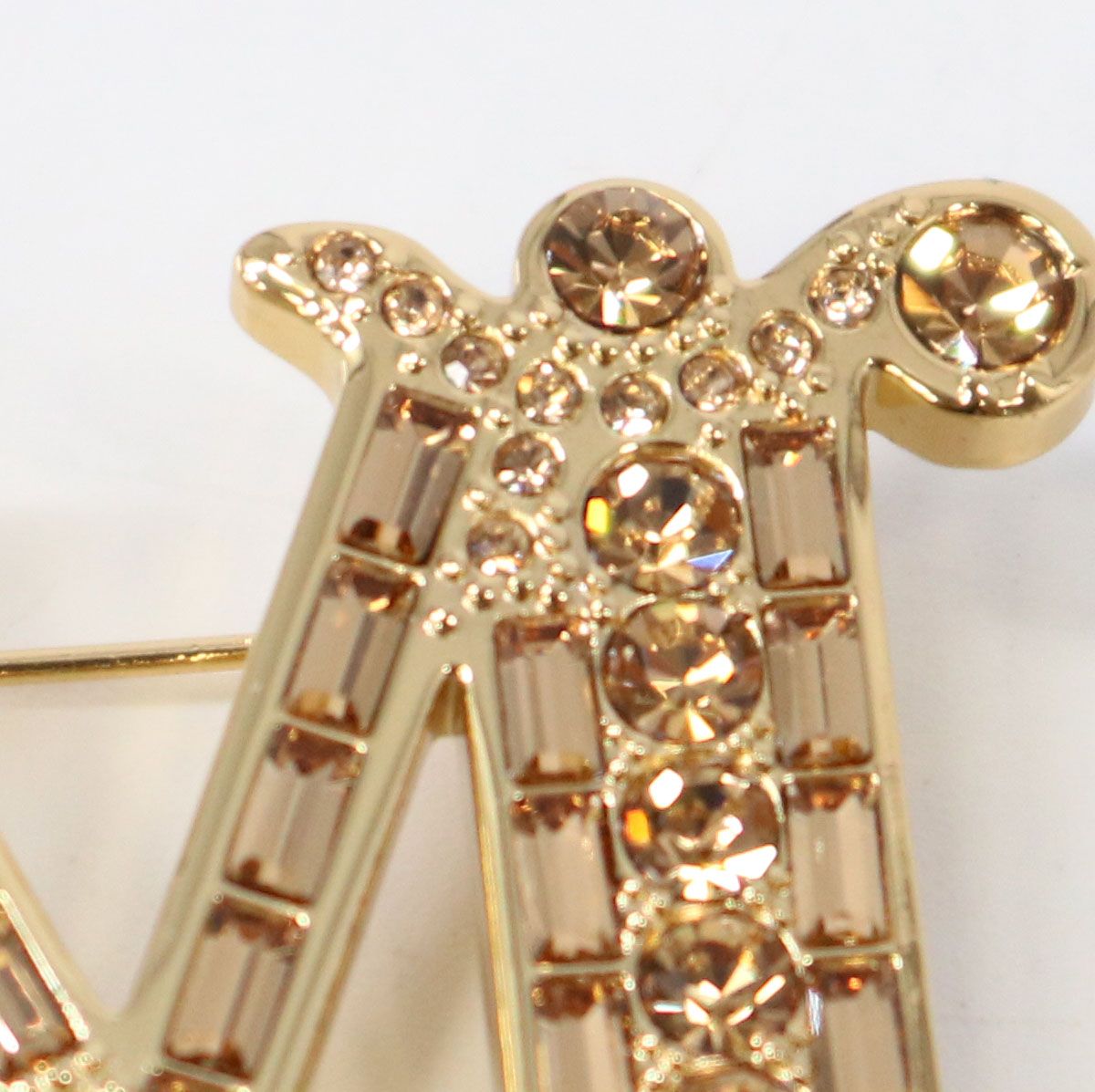 Mロゴ入り黄色ブローチ　マックスマーラ Mロゴ入り黄色ブローチ マックスマーラ ジュエリー＆ブローチ - 送料