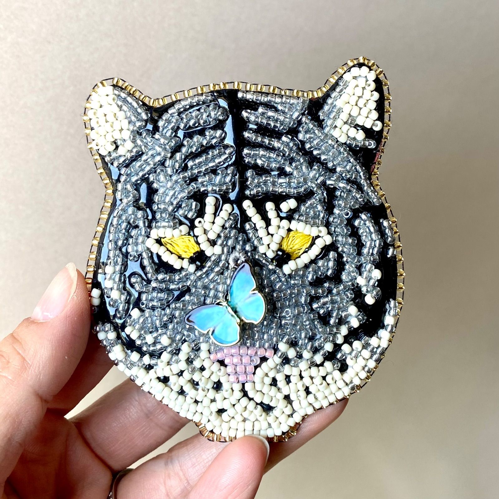 鼻に蝶々ブローチ ハンドメイド ビーズ 刺繍 - メルカリ