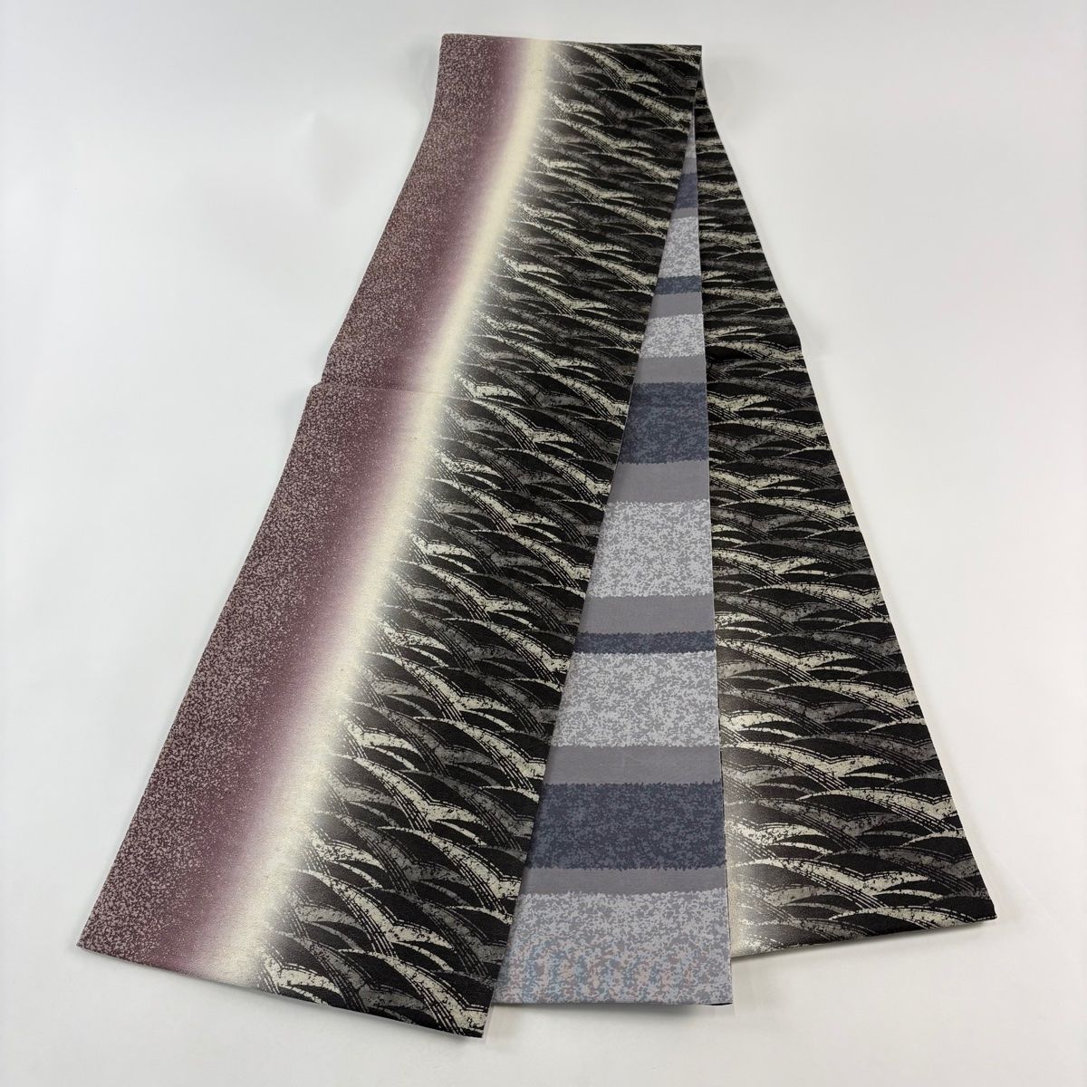 袋帯 名品 幾何学模様 染め分け ぼかし 墨色 全通 正絹 【中古