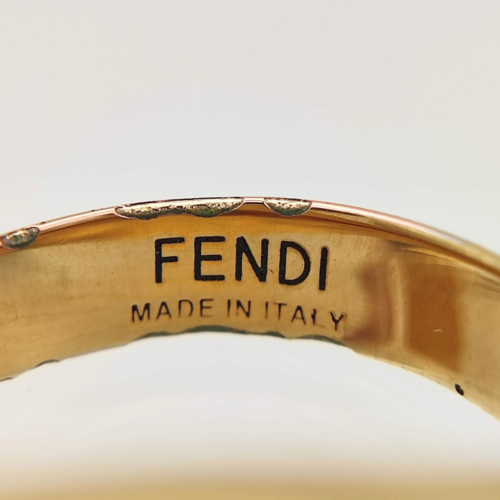 【美品】FENDI　フェンディ　カーリグラフィリング　ロゴ　ゴールドメタルｘレザー　13号