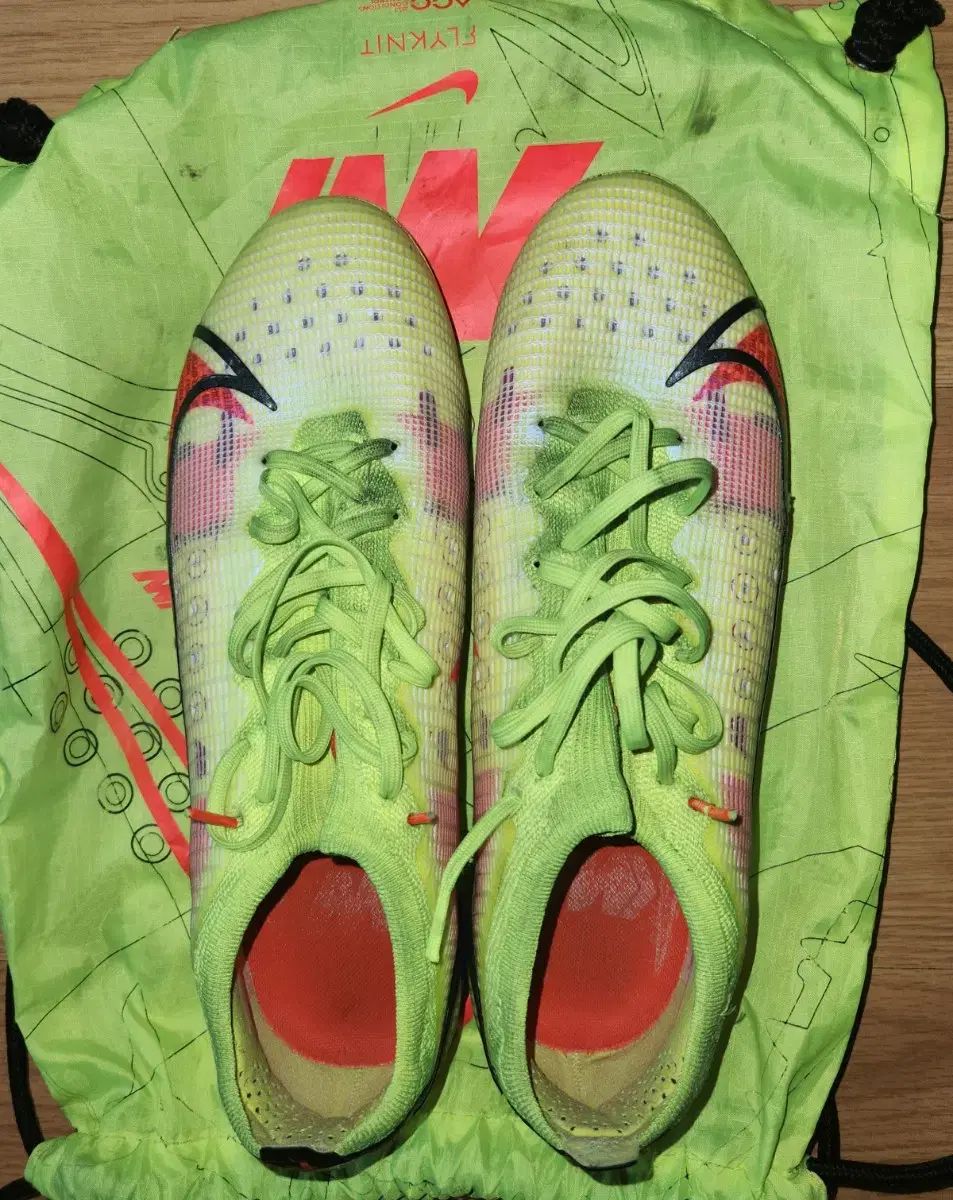 275 NIKE