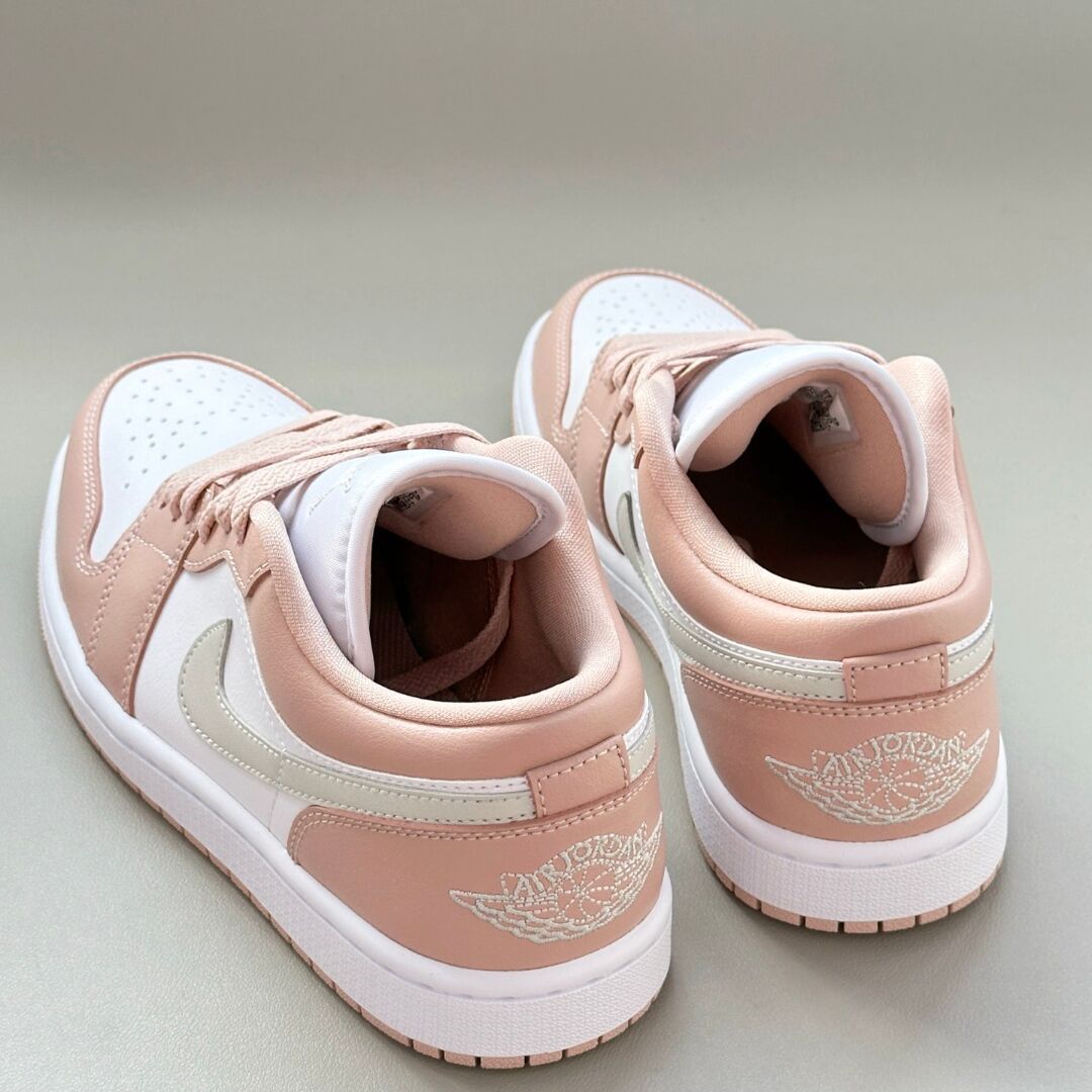 NIKE WMNS AIR JORDAN 1 LOW WHITE/PARTICLE BEIGE/LIGHT BONE  ナイキ ウィメンズ エアジョーダン 1 ロー ホワイト/ピンク/ベージュ レディース