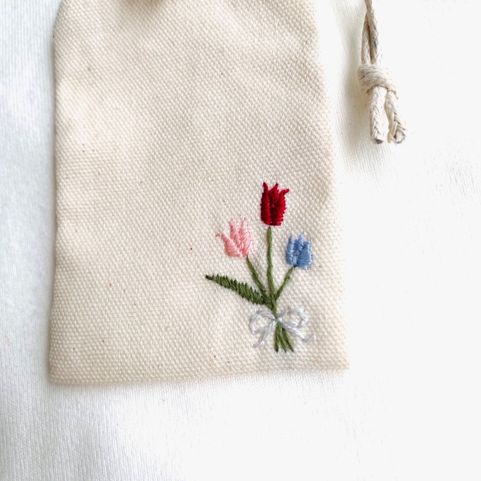 手刺繍 チューリップの花束のお守り袋 御守り袋 ハンドメイド - メルカリ