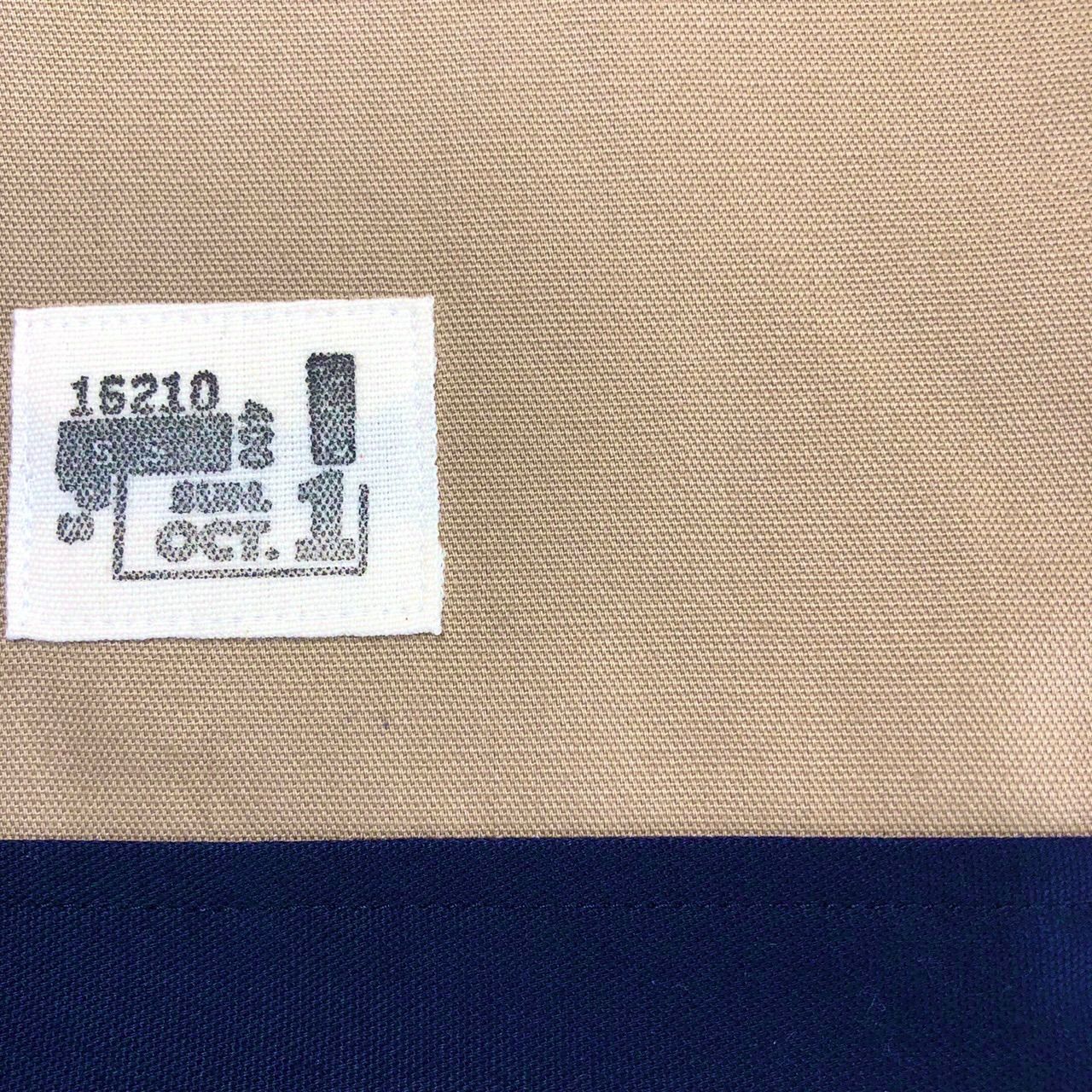 カーキ