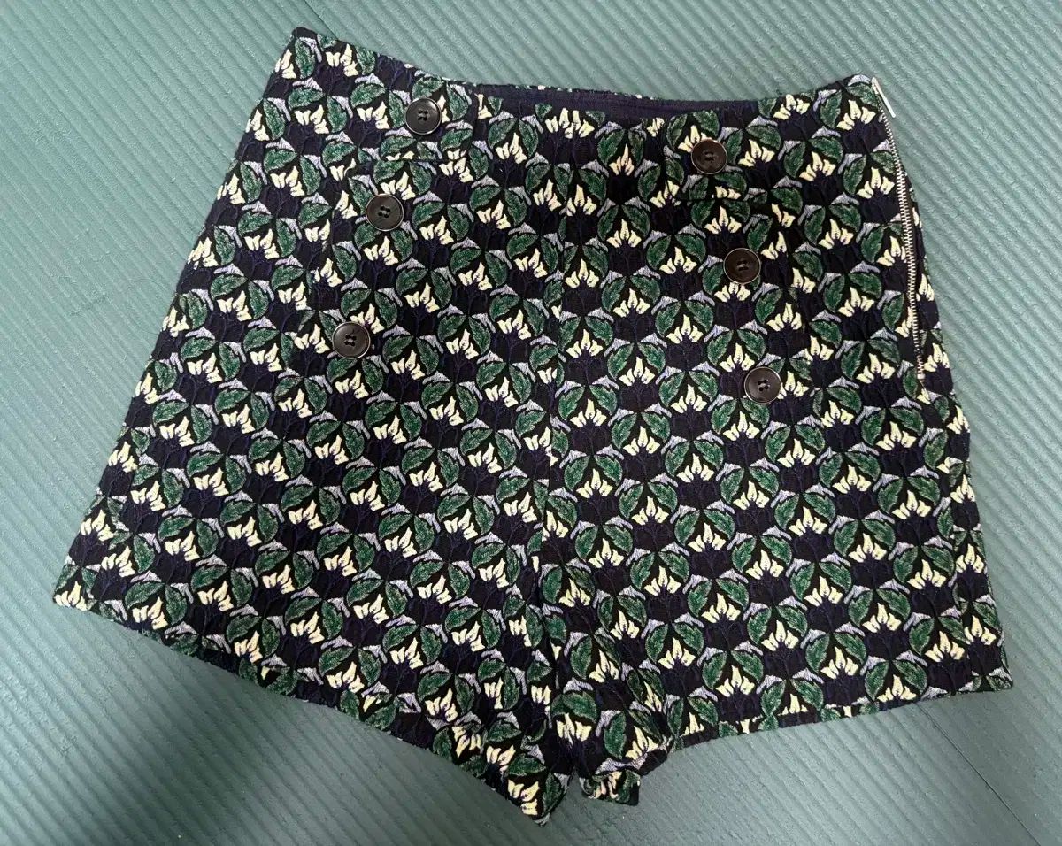 Muveil フラワーショートパンツ MUVEIL フラワーショートパンツ  