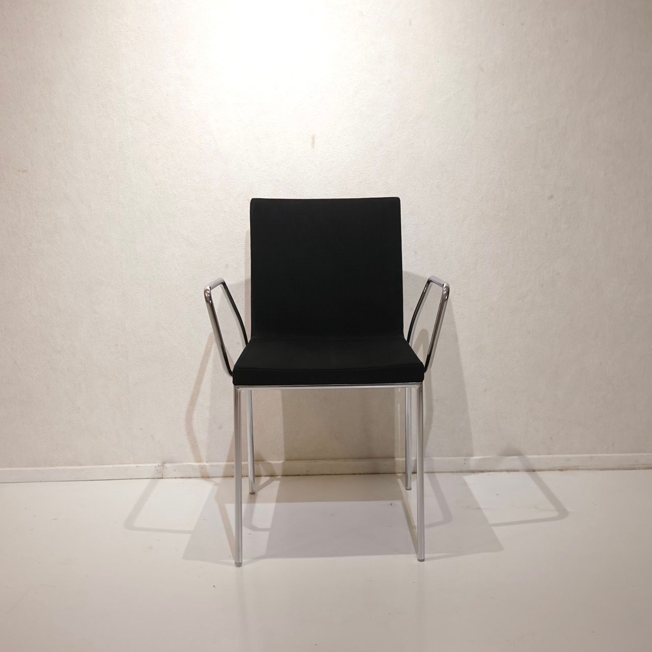 accademia ダイニングチェア アームチェア 椅子 チェア ファブリック スチール脚 イタリア製 モダン ラグジュアリー ホテルライク