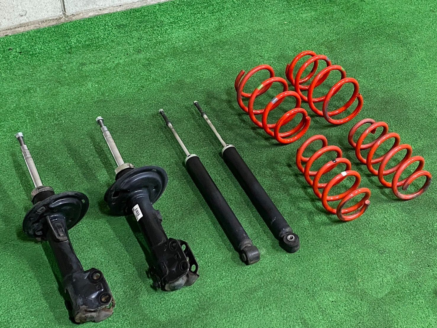 トヨタ　アクア　NHP10 約半年使用 純正サスペンションセット トヨタ アクア NHP10 約半年使用 純正サスペンションセット