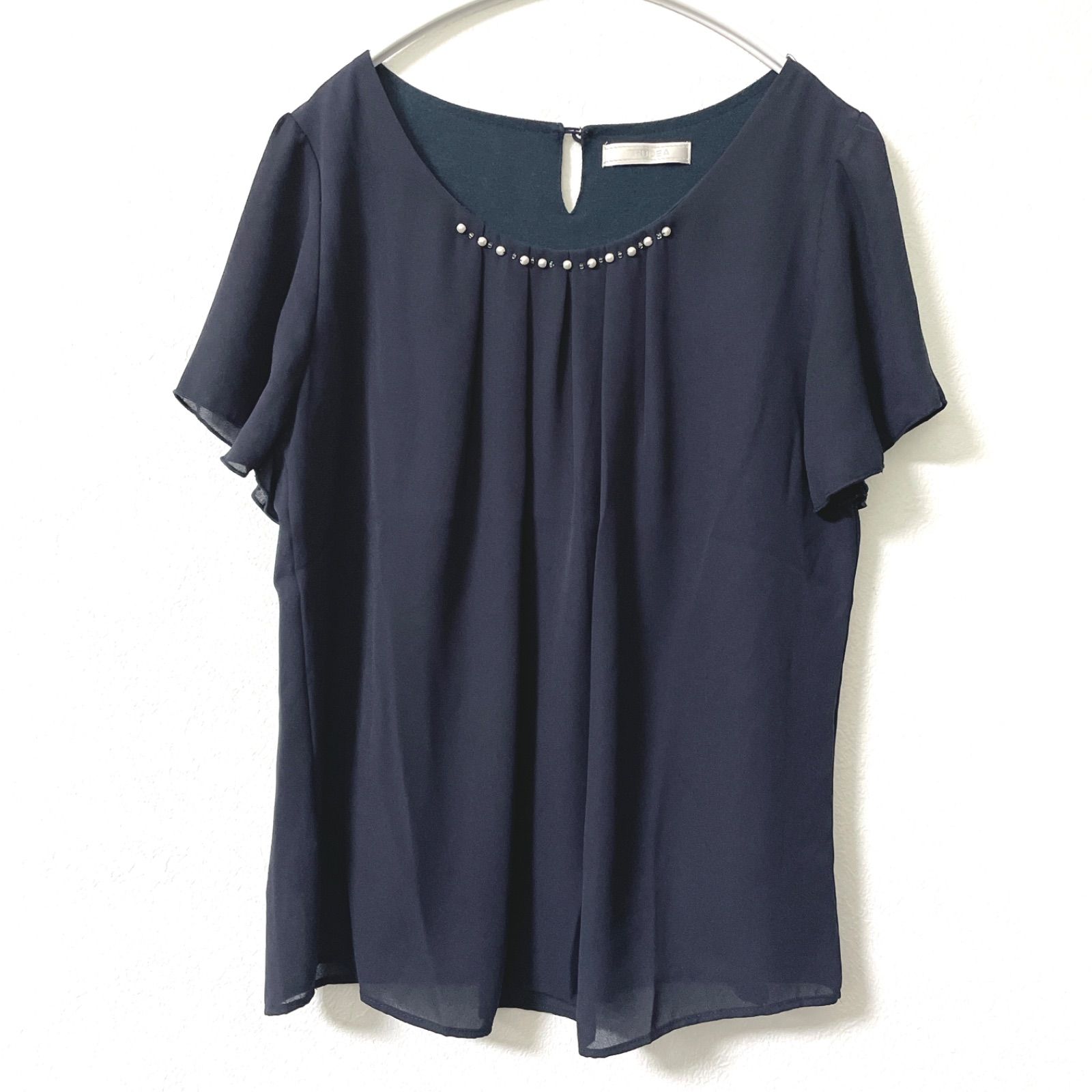 トルディア TRUDEA】袖フリルタックシフォンブラウス ビジュー付き 