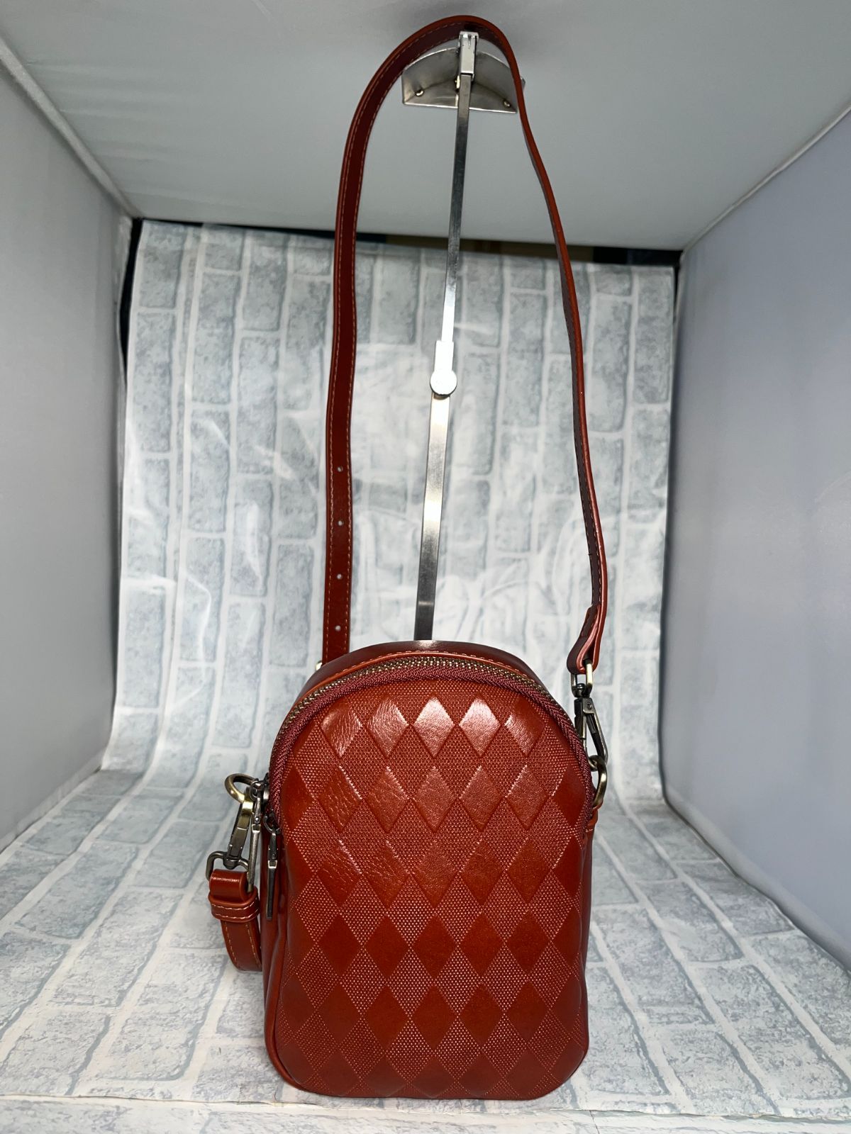 Rebecca ショルダーポシェット Wファスナー型 牛本革 トップグレードレザー ツヤありレザー ダイヤ柄型押し レディース メンズ LR-8203ブラウン 牛革 本革 レザー ポシェット ショルダーバッグ スマホポシェット ユニセックス 男女兼用